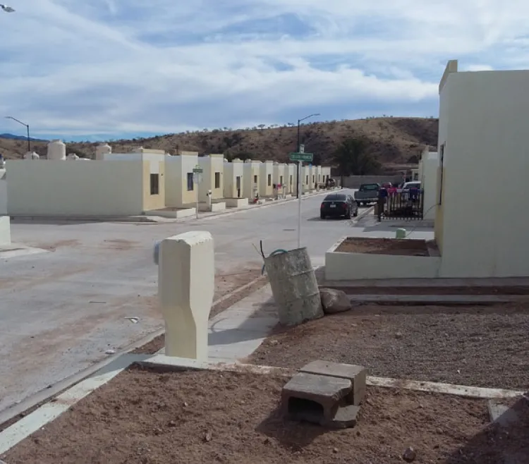 Vecinos preocupados ante la humedad que daña sus casas