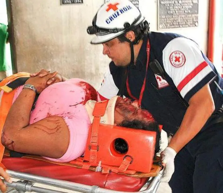 Choca mujer pipa cargada  con químicos