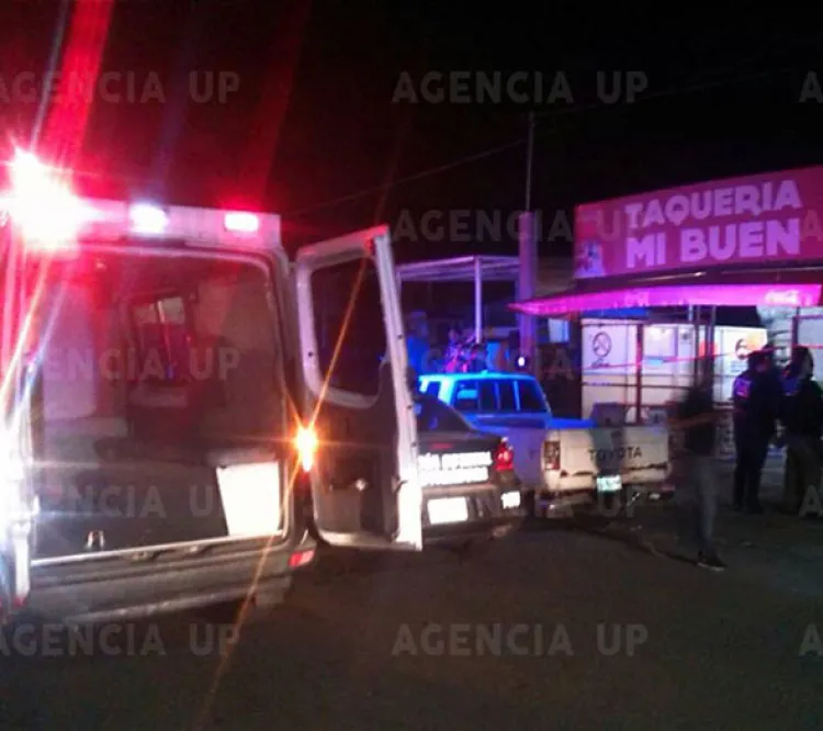 Balea ciclista a comensal  dentro de una taquería