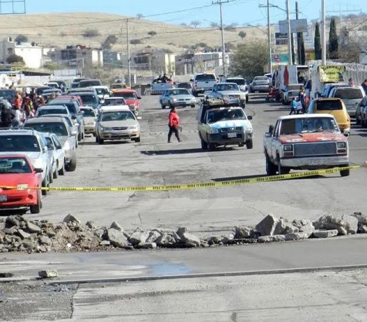 Intensifican programa  de bacheo en colonias