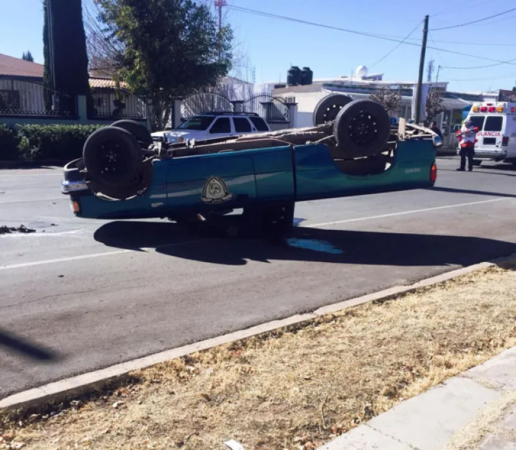 Vuelca tras chocar contra auto