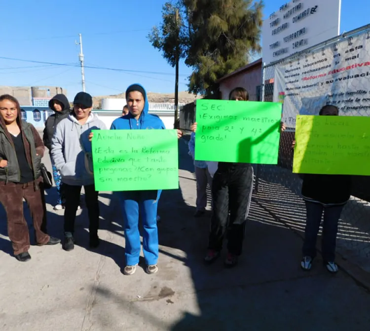 Toman padres escuela Belisario Domínguez por falta de maestros