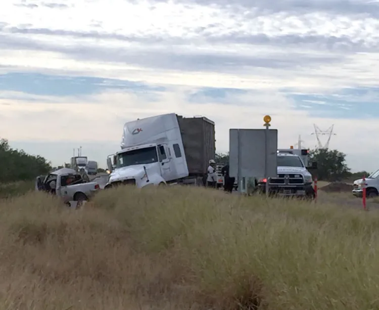 Fallece al volcarse su tractocamión en curva