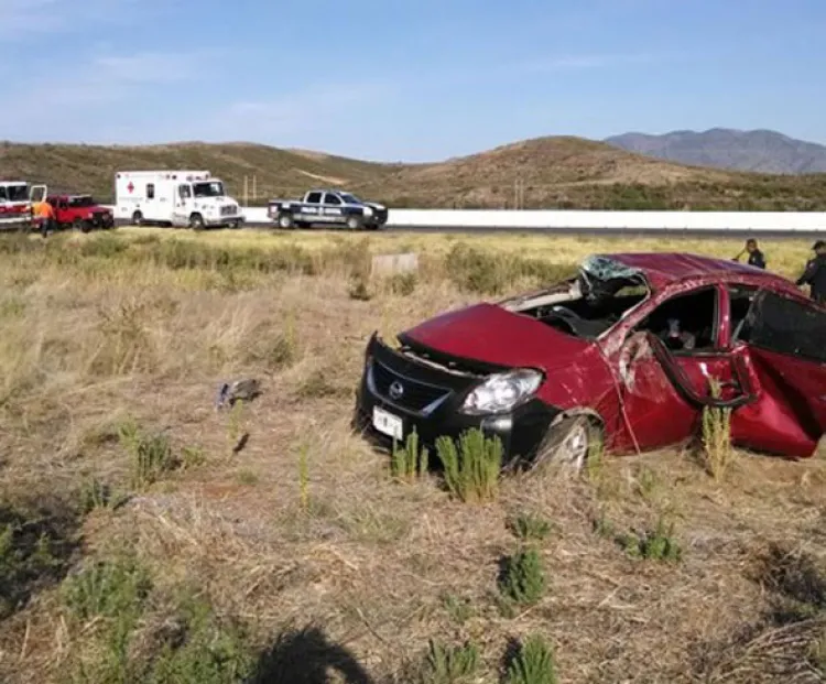 Vuelca y cae a barranco de 20 metros