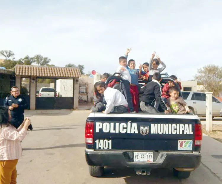 Seguridad Pública acerca atención a La Mesa y La Choya