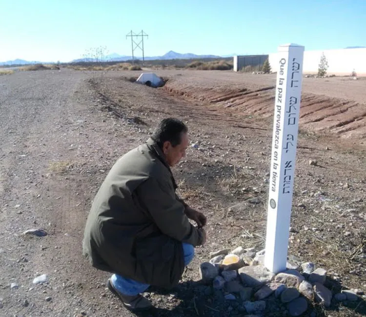 Siembran pequeño obelisco de la paz