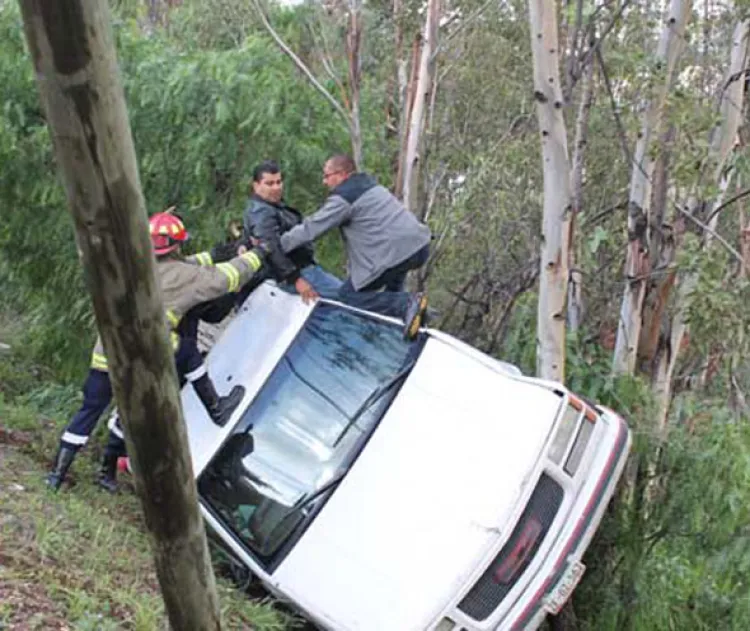 Resultan heridos al caer a barranco  de treinta metros