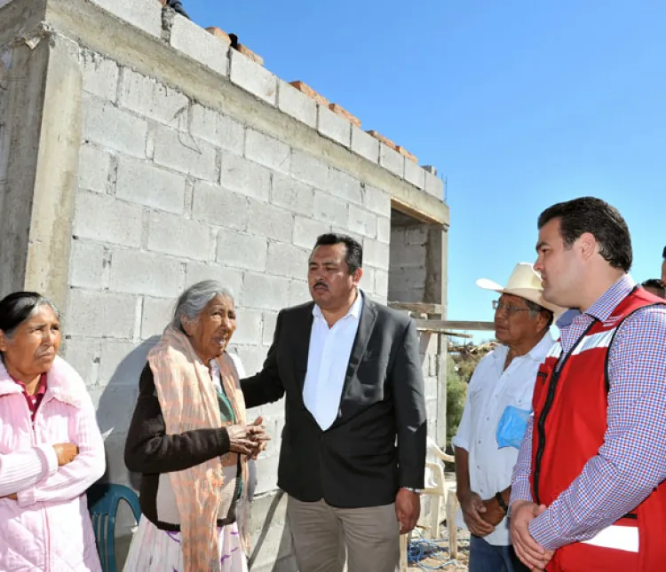 Supervisa Díaz Brown acciones de vivienda  en Bahía de Lobos