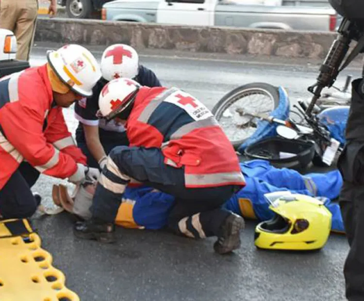 Motociclista herido al impactarse contra auto estacionado