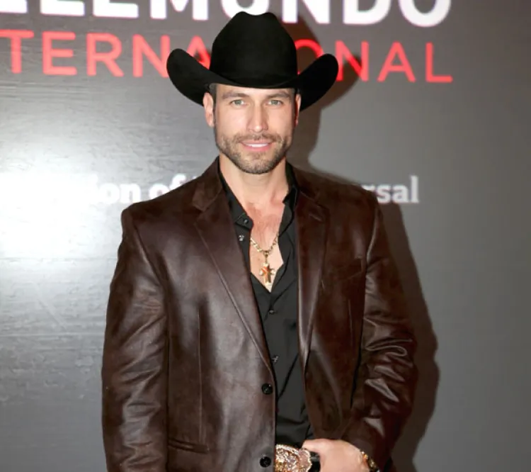 Rafael Amaya lanza línea de ropa  con raíces norteñas