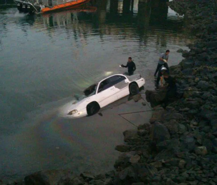 Muere al caer al mar en su auto