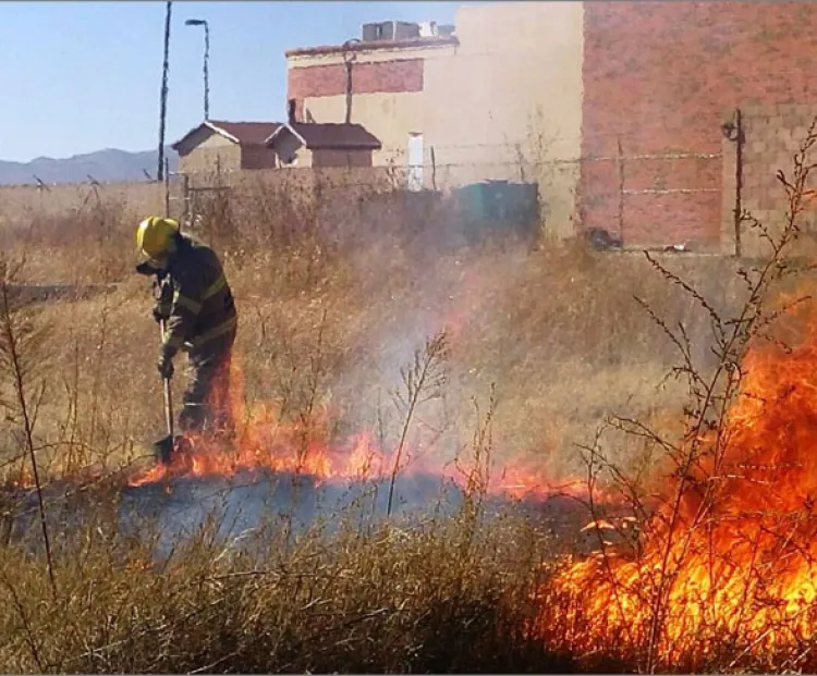 Incendian pasto  junto a gasolinera