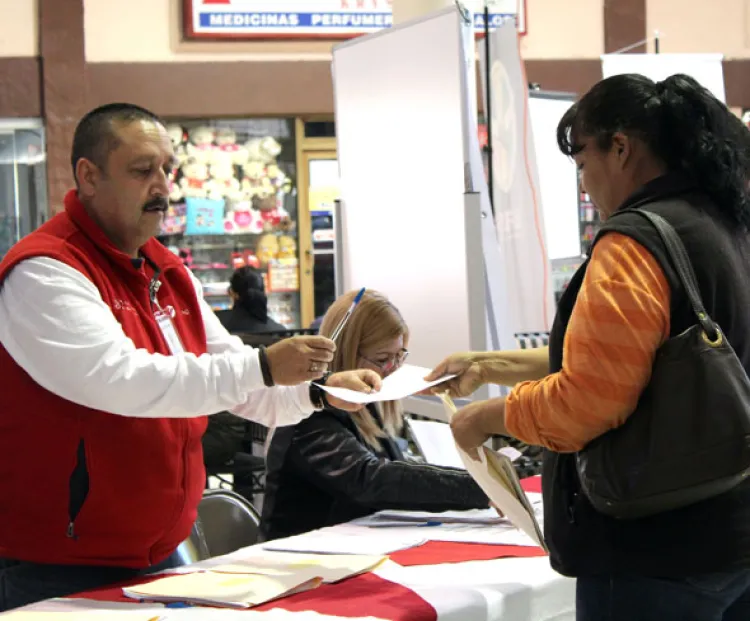 Consiguen trabajo mil 500 personas en feria del empleo