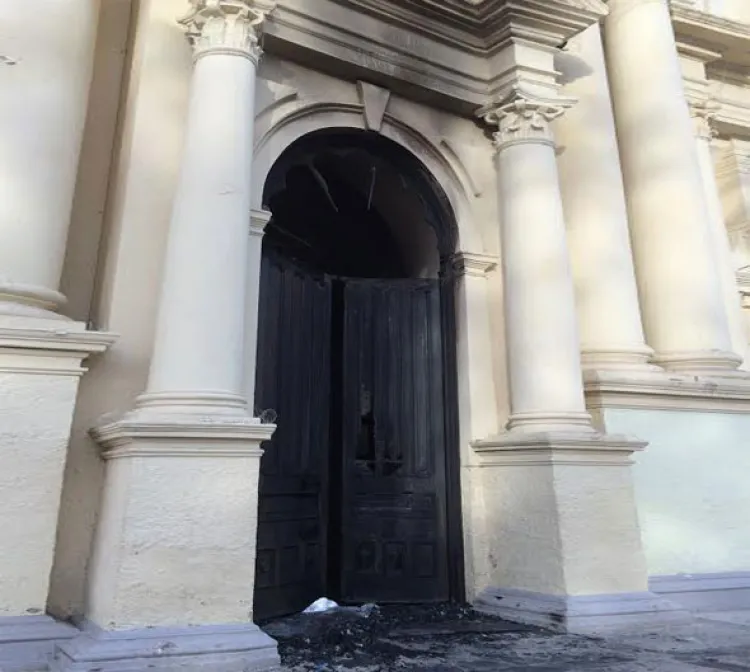 Prenden fuego a  puerta de Catedral