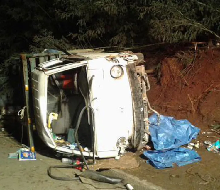 Heridos cuatro jóvenes al volcar  auto en carretera