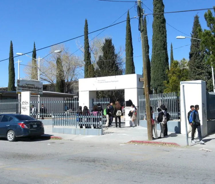 Balea en el ojo a su compañera de escuela con pistola de postas