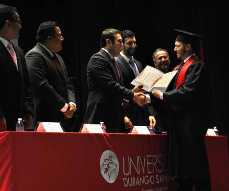 Acompaña Temo Galindo  a egresados de universidad