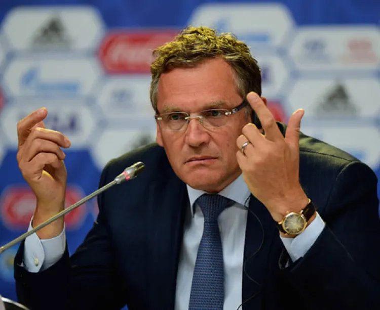 Valcke se va  por doce años