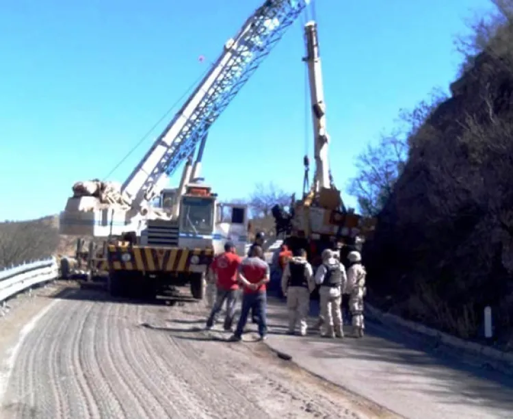 Chocan tráilers de  frente en la sierra