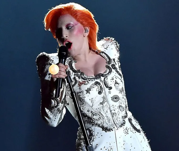 Rinde Lady Gaga tributo  a David Bowie