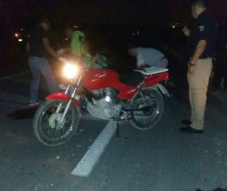 Muere mujer al chocar en moto