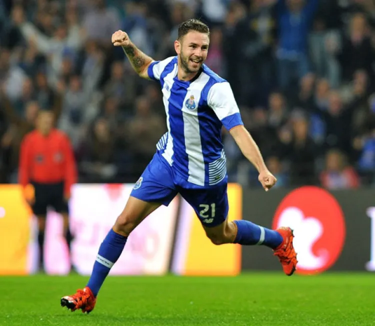 Layún luce en victoria, Herrera da asistencia