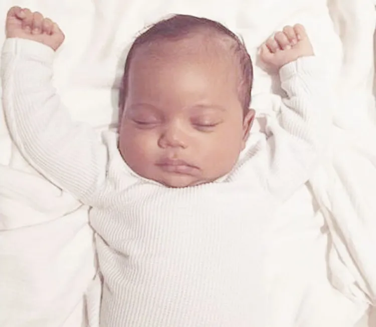 Publica Kardashian primera foto de su hijo Saint