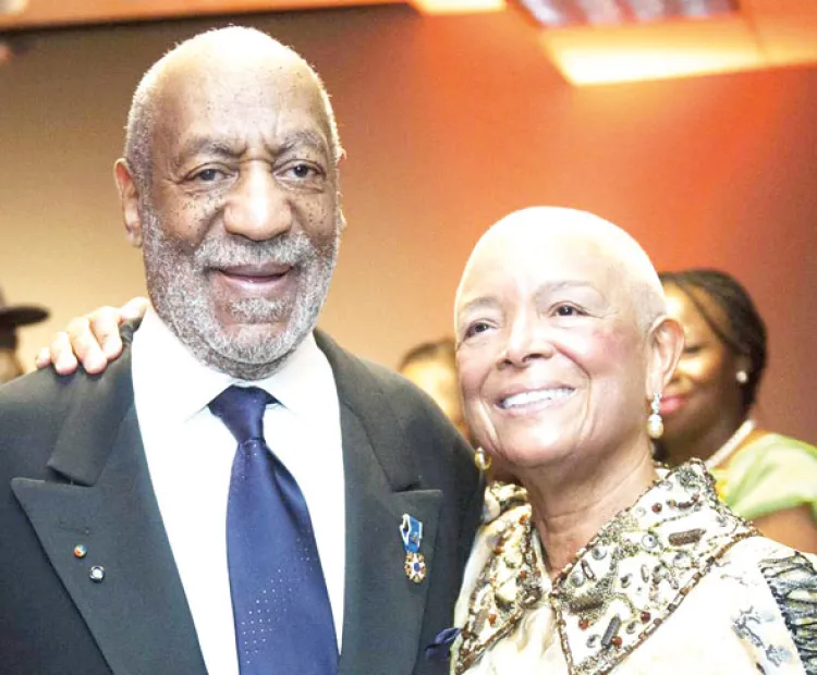 Esposa de Cosby es interrogada en caso de difamación