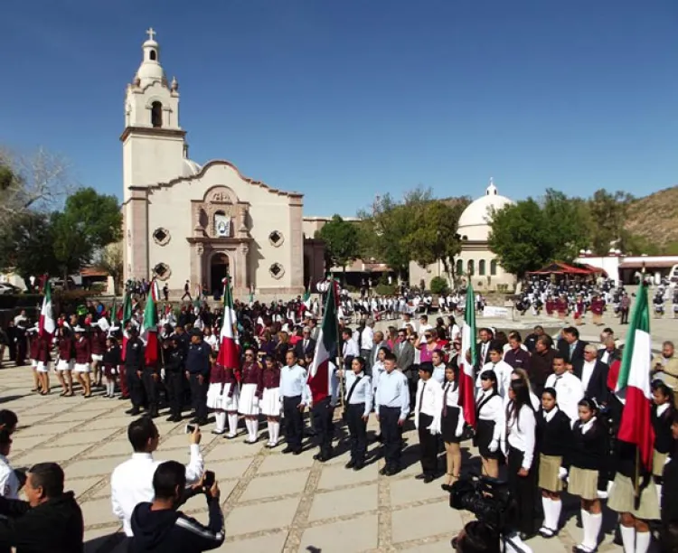 Concretan fervor patrio en  ceremonia en Magdalena