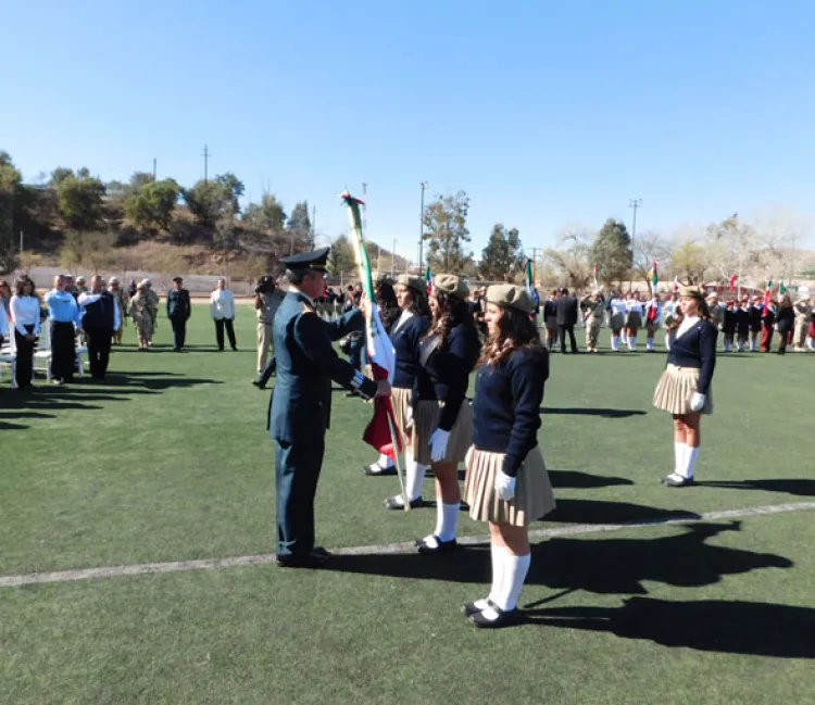 Abanderan a 50  escoltas de escuelas  de nivel básico