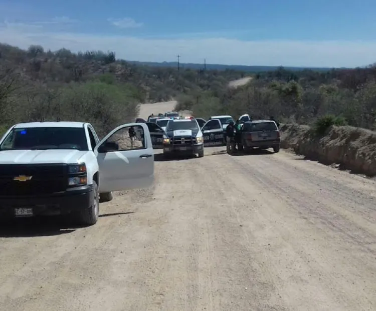 Hallan auto robado abandonado y con droga