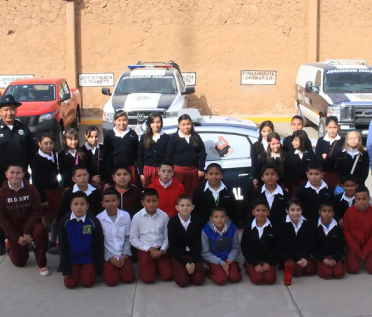 Recorren niños de primaria oficinas de  Seguridad Pública y Tránsito Municipal