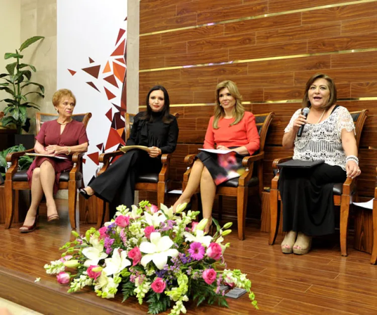 Gobernadora inaugura Foro de la Mujer en el Poder