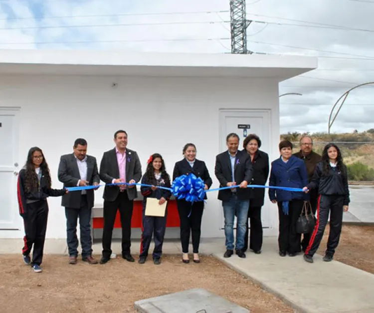 Gobierno de la Ciudad beneficia con baños a secundaria