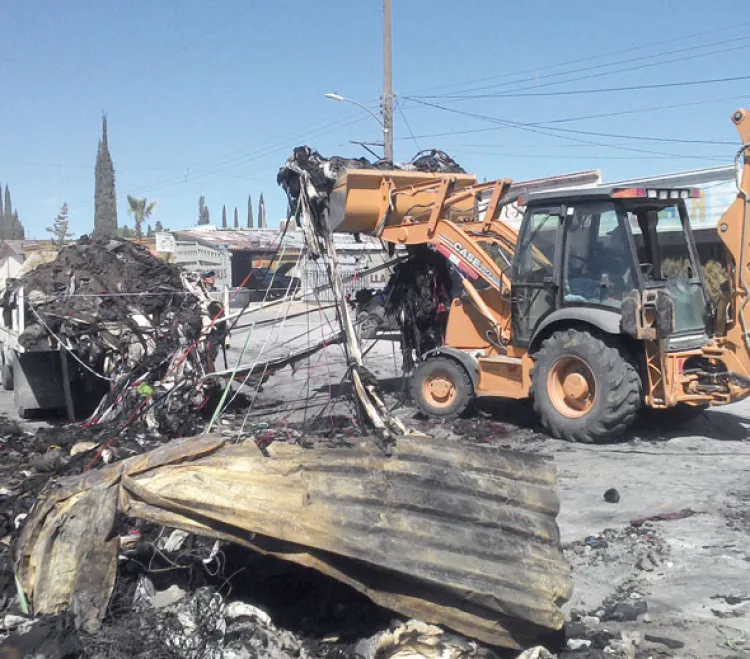 Atienden quejas  de vecinos por incendio