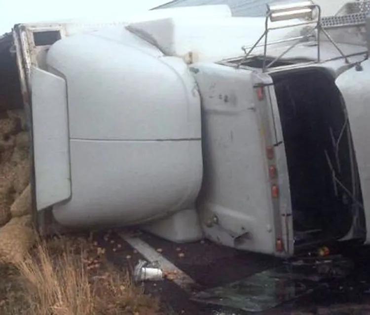 Vuelca tráiler en la carretera, resulta chofer herido