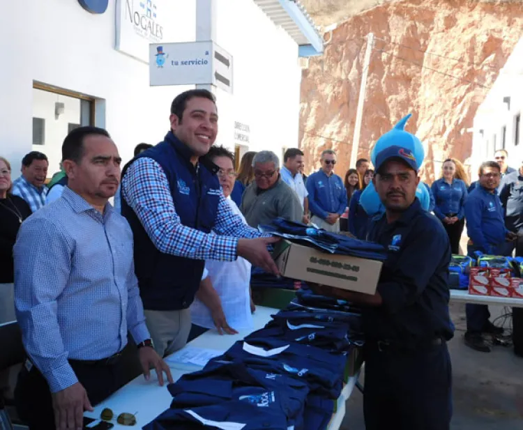 Entregan uniformes y equipo a trabajadores de Oomapas