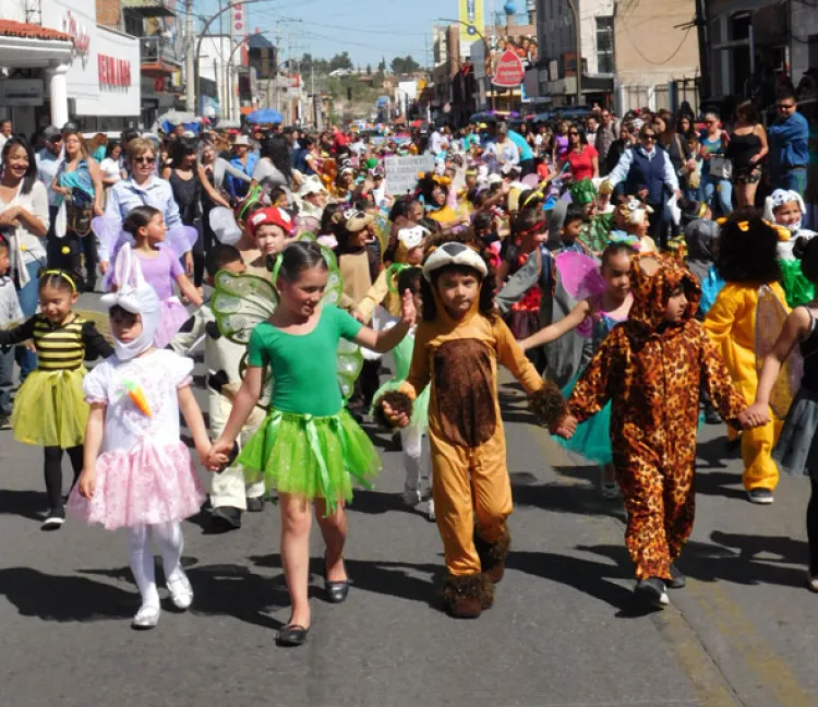 Desfilan niños y niñas celebrando  la próxima llegada de la primavera