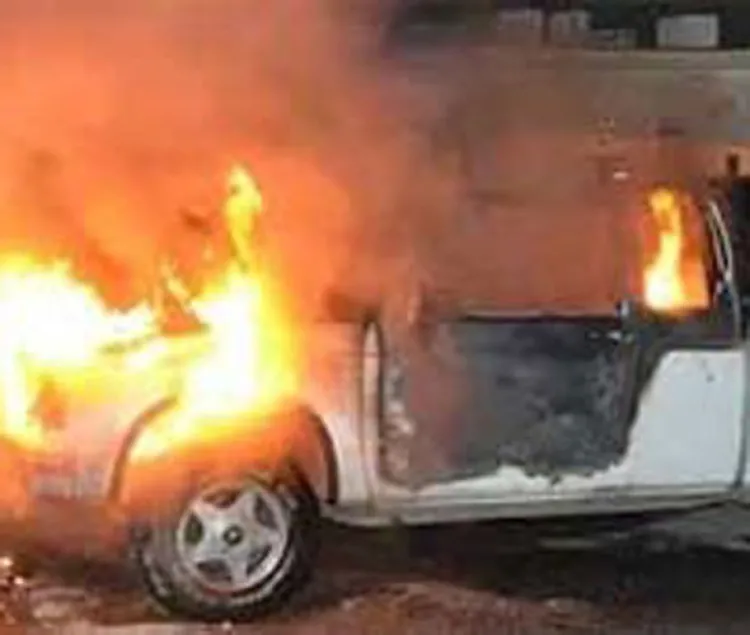 Incendian intencionalmente dos  autos abandonados en la calle