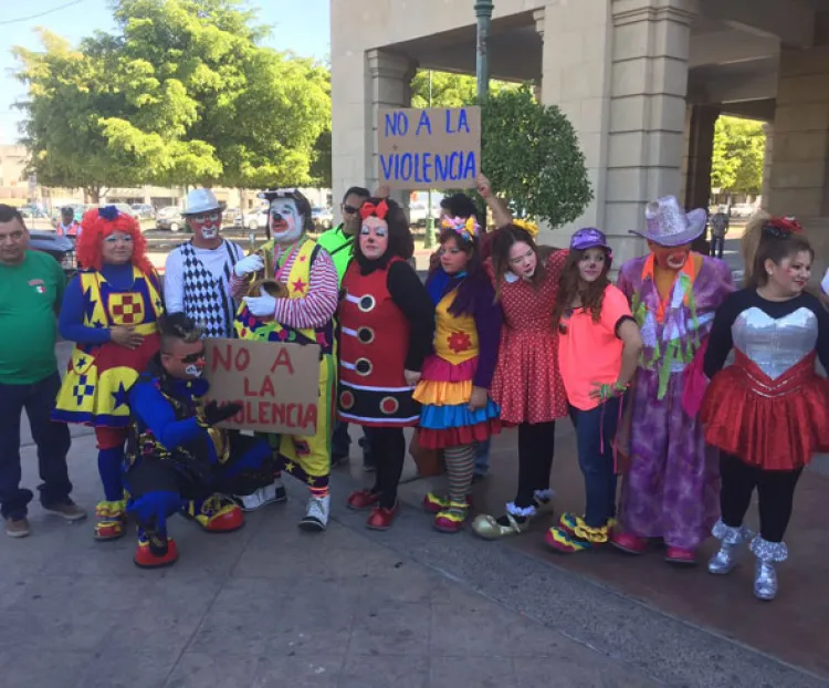 Recibe payaso golpiza con bat, detienen a tres