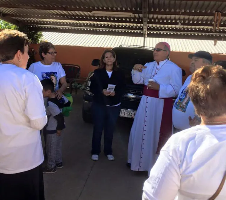 Obispo bendice a misioneros