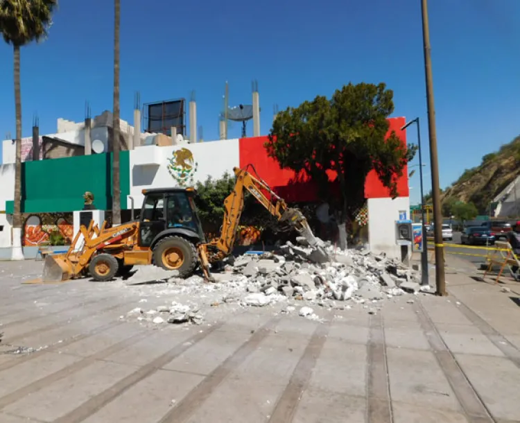 Inicia demolición de construcción de baños en plazas públicas