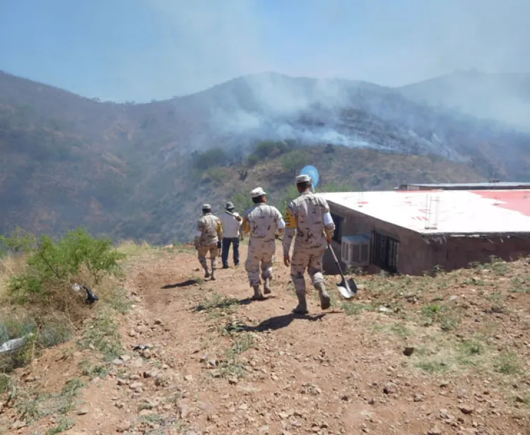 Incendio se propaga de un sector a otro, arrasa con dos casas en abandono