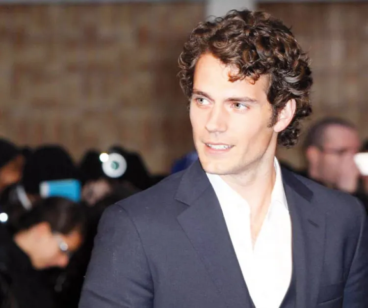 Henry Cavill paseó desnudo por hotel