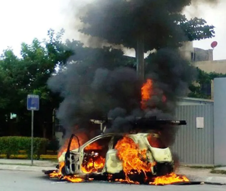 Se incendia  vehículo de  empresa  telefónica