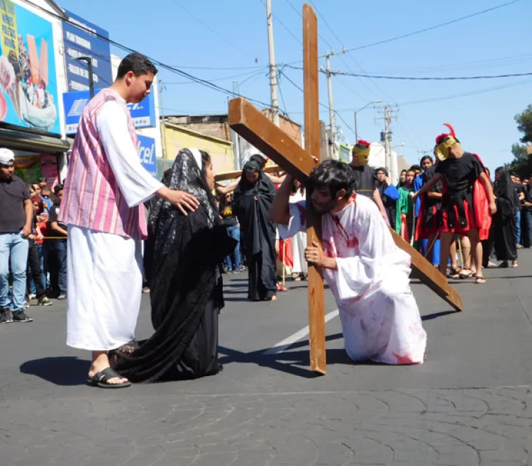 Nogalenses viven la pasión de Cristo