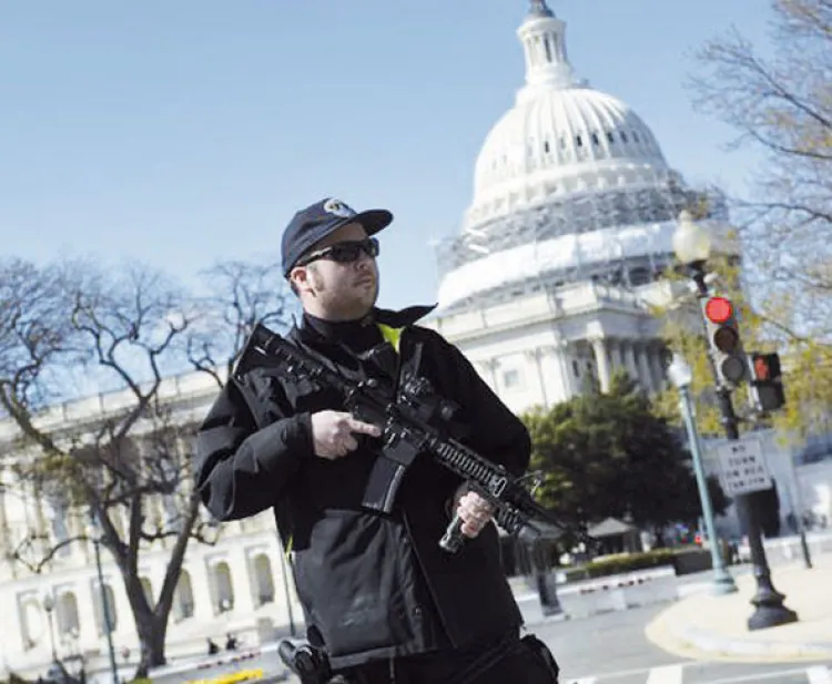Hieren pistolero en el Capitolio, vigilan Casa Blanca
