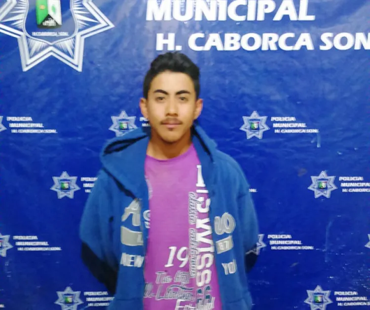 Atrapan policías a joven con marihuana y cuchillos