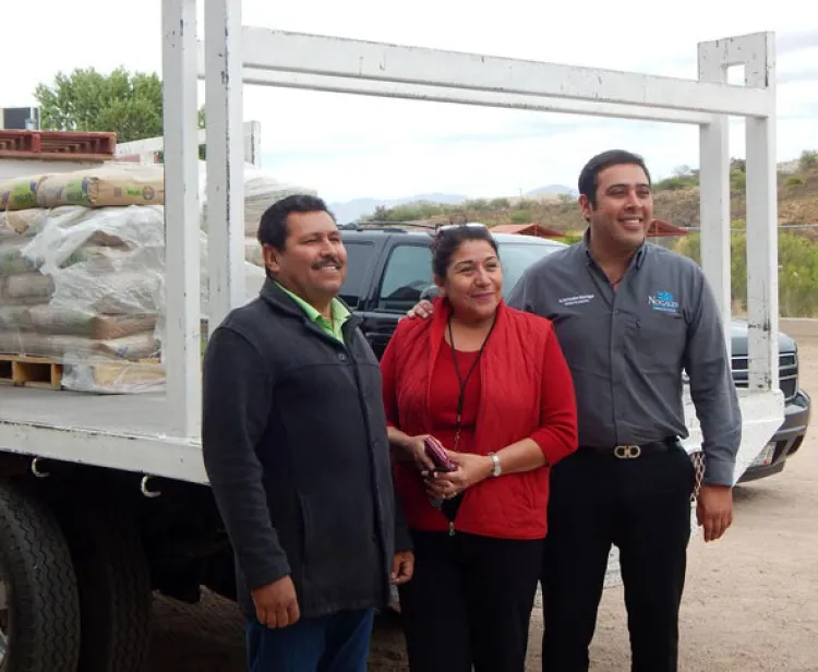 Temo Galindo entrega cemento a secundaria