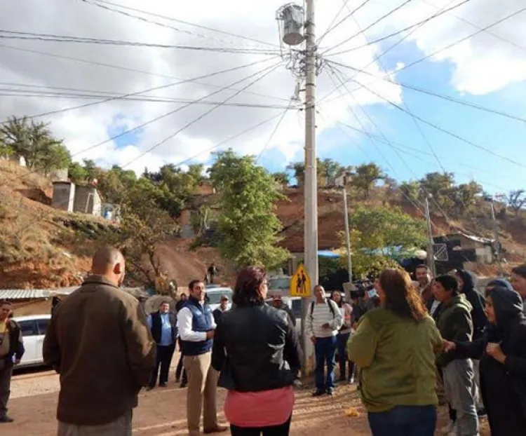 Entrega Alcalde  escalinata y obras  de electrificación